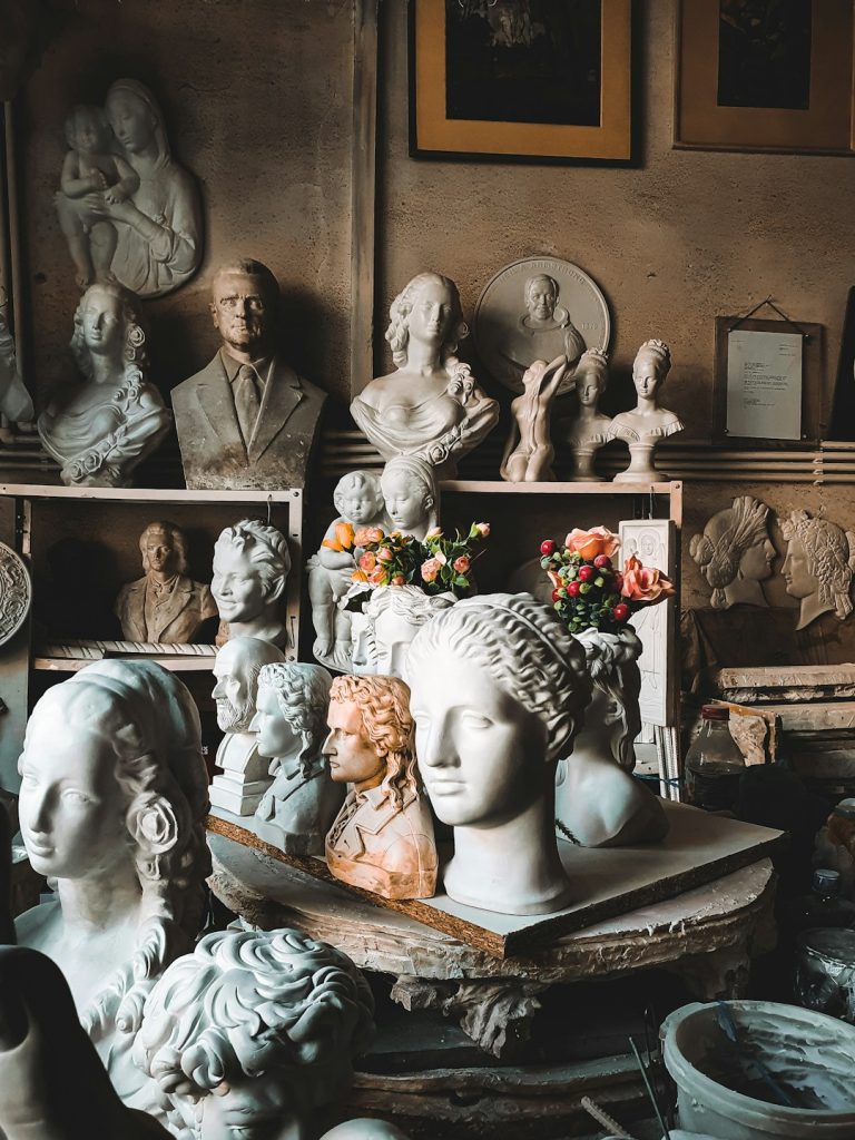 Discovered this gem of an art studio in Bucharest, on Calea Griviței 35, where a 80 year old artist makes these amazing plaster sculptures and vases. Drop by her studio if you are ever in Bucharest, support your artists!